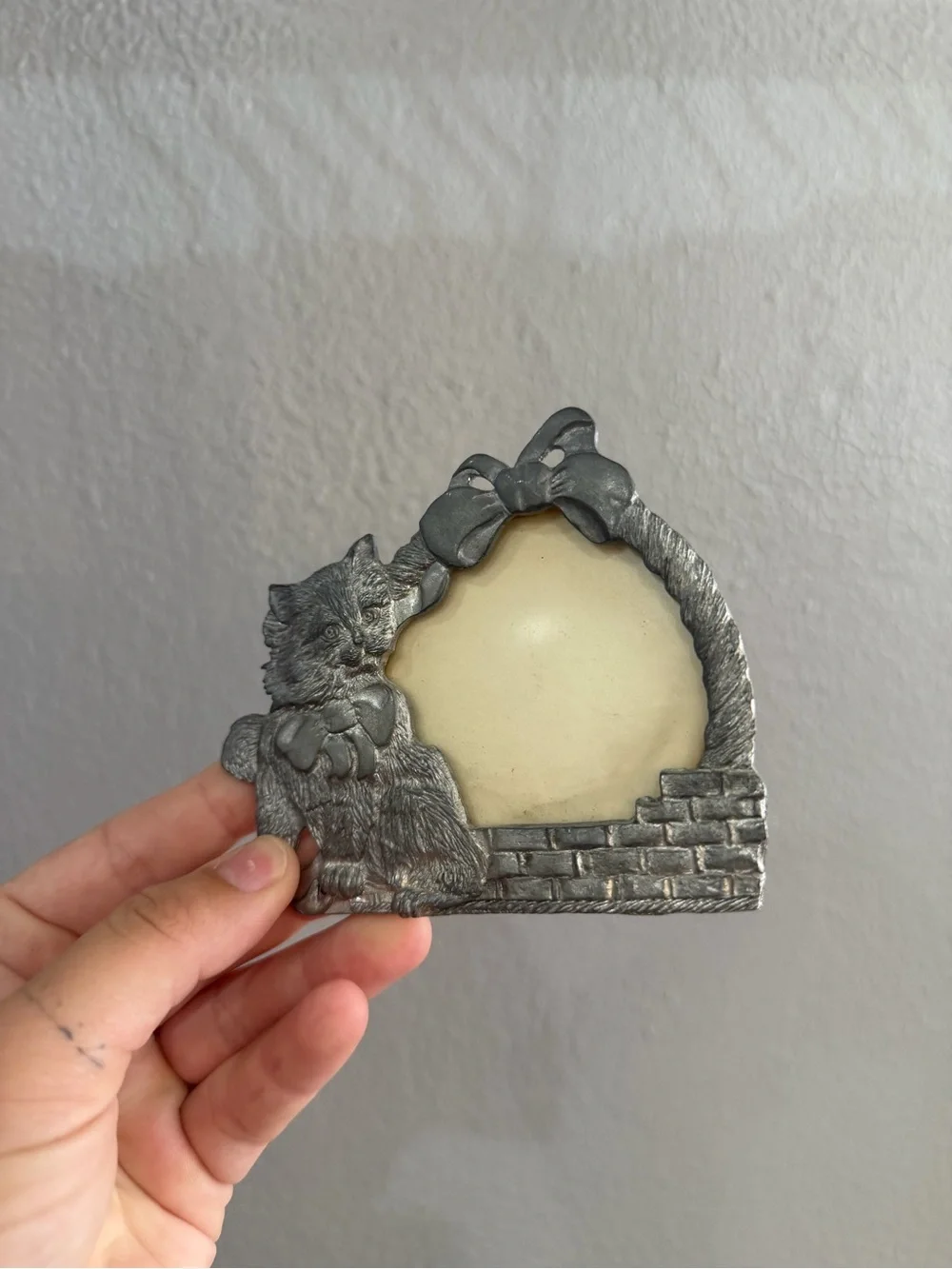 Silver Pewter Metzke Cat Decorative Wall Plaque with Cream Insert
